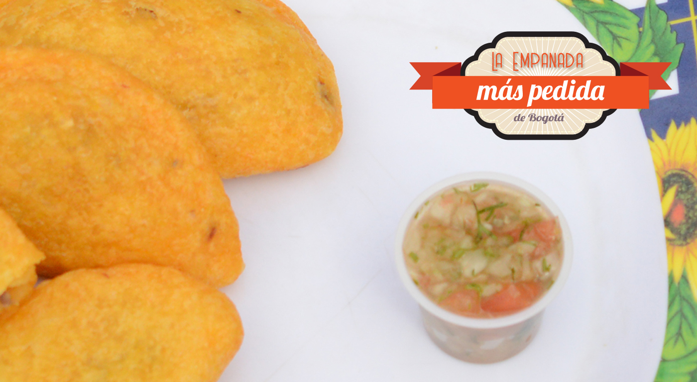Primer plano de las mejores empanadas de Bogotá, servidas.