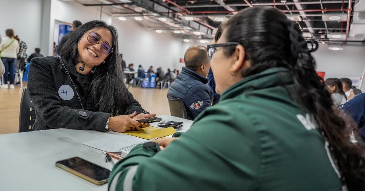 Foto de una mujer accediendo a una de las Ferias de Empleo de la Agencia Distrital de Empleo de Bogotá.