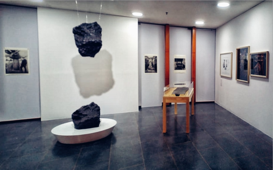Un salón con exposiciones de meteoritos 