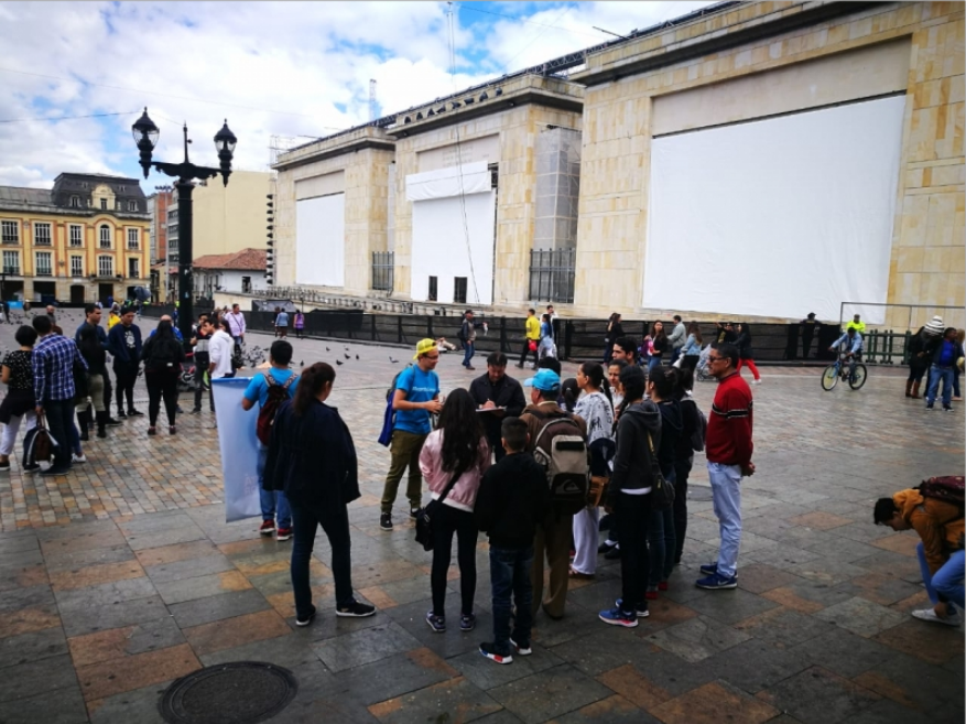 Un grupo de personas conversando en la Plaza de Bolívar