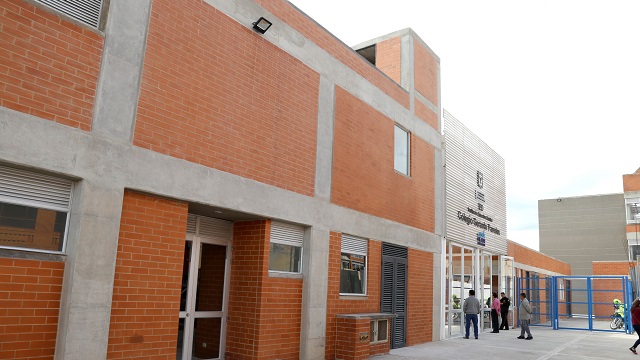 Fachada del colegio Gerardo Paredes reconstruido por la Alcaldía de Bogotá