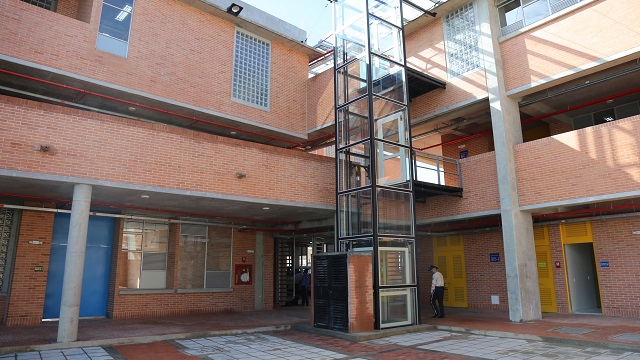 Patio del colegio Manuel Cepeda Vargas reconstruido por la Alcaldía de Bogotá
