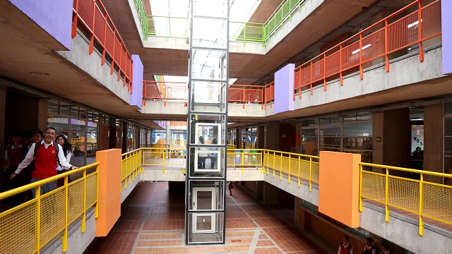 Pasillos con niños del colegio Maria Cano reconstruido por la Alcaldía de Bogotá