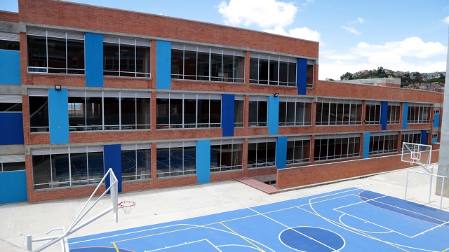 Patio del colegio San Cristóbal Sur, reconstruido por la Alcaldía de Bogotá