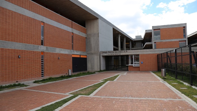 Fachada del colegio San José reconstruido por la Alcaldía de Bogotá