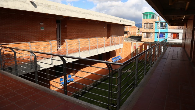 Pasillos del colegio San Pedro Claver reconstruido por la Alcaldía de Bogotá