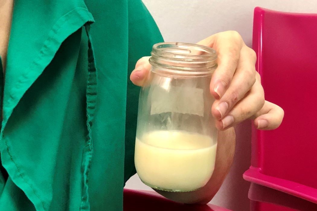  Primer plano del vaso recolector de leche materna.