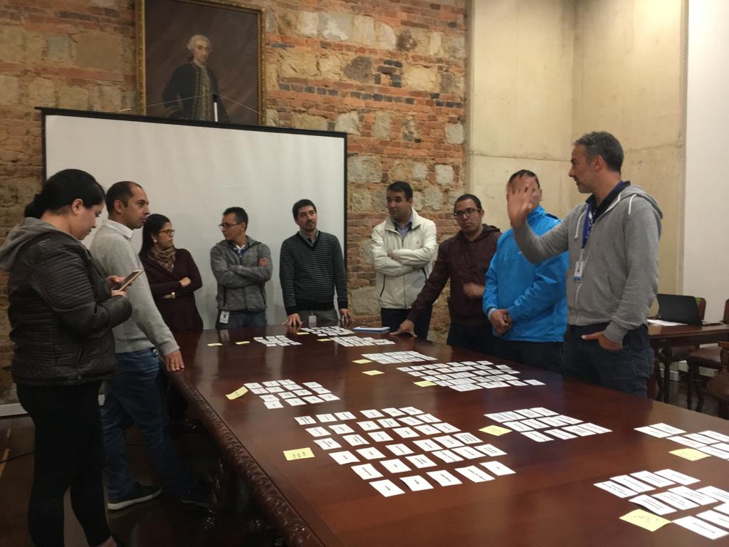 Encuentro con ciudadanos para definir las secciones del nuevo portal Bogotá, basado en un ejercicio llamado "cardsorting" o sorteo de elementos.