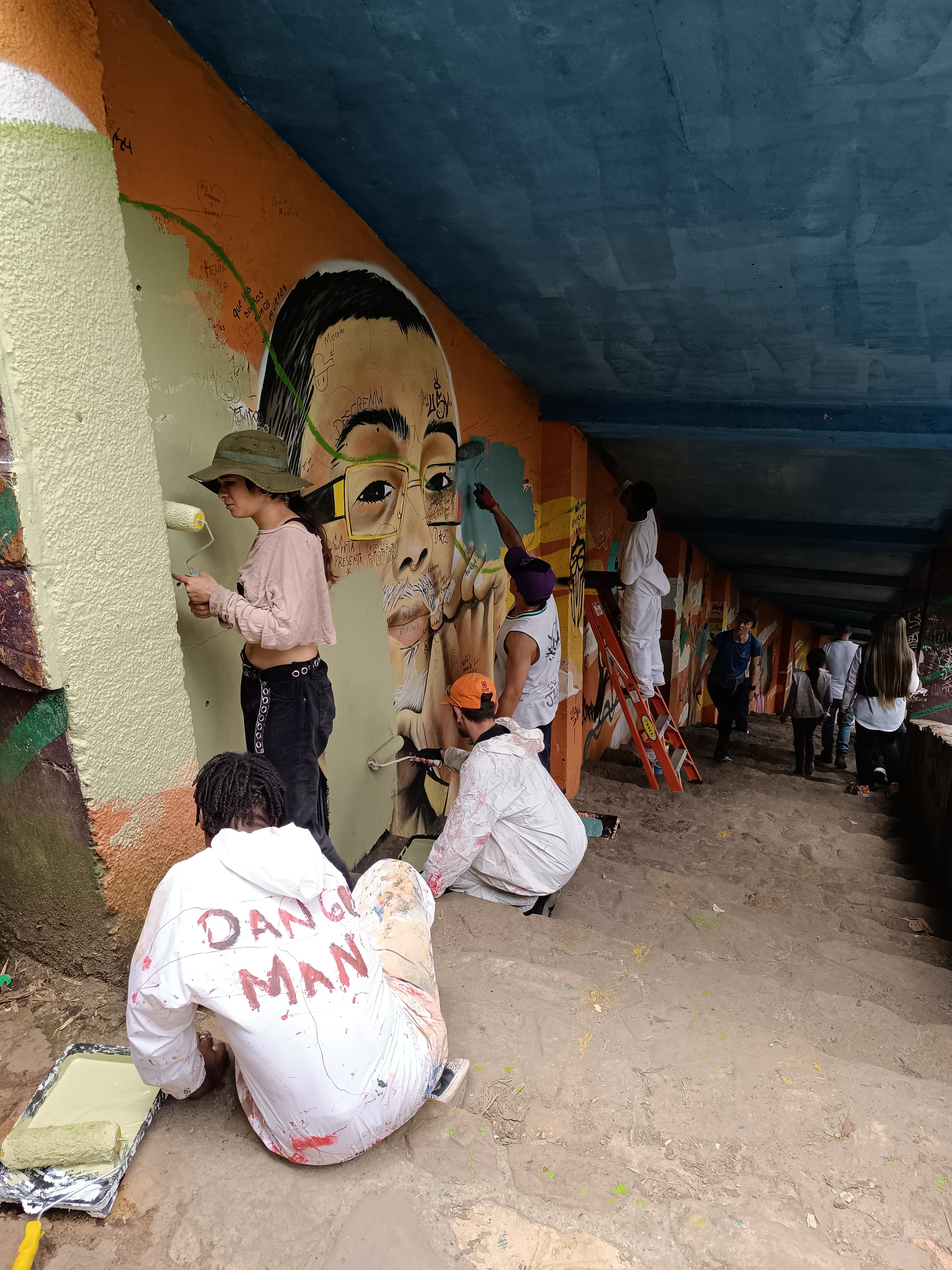 Beneficiarios pintando el túnel del sendero peatonal del cerro de Monserrate.