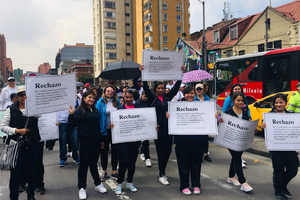 Habitantes de Bogotá marchan contra el feminicidio en Bogotá
