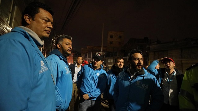 El Secretario de Seguridad junto a varias personas en el control a establecimientos de comercio en Bogotá