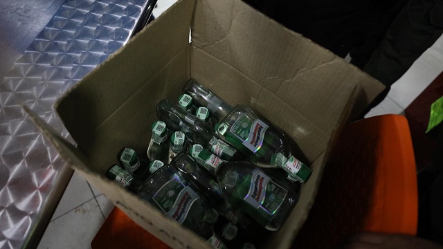 Un caja con varias botellas de licor