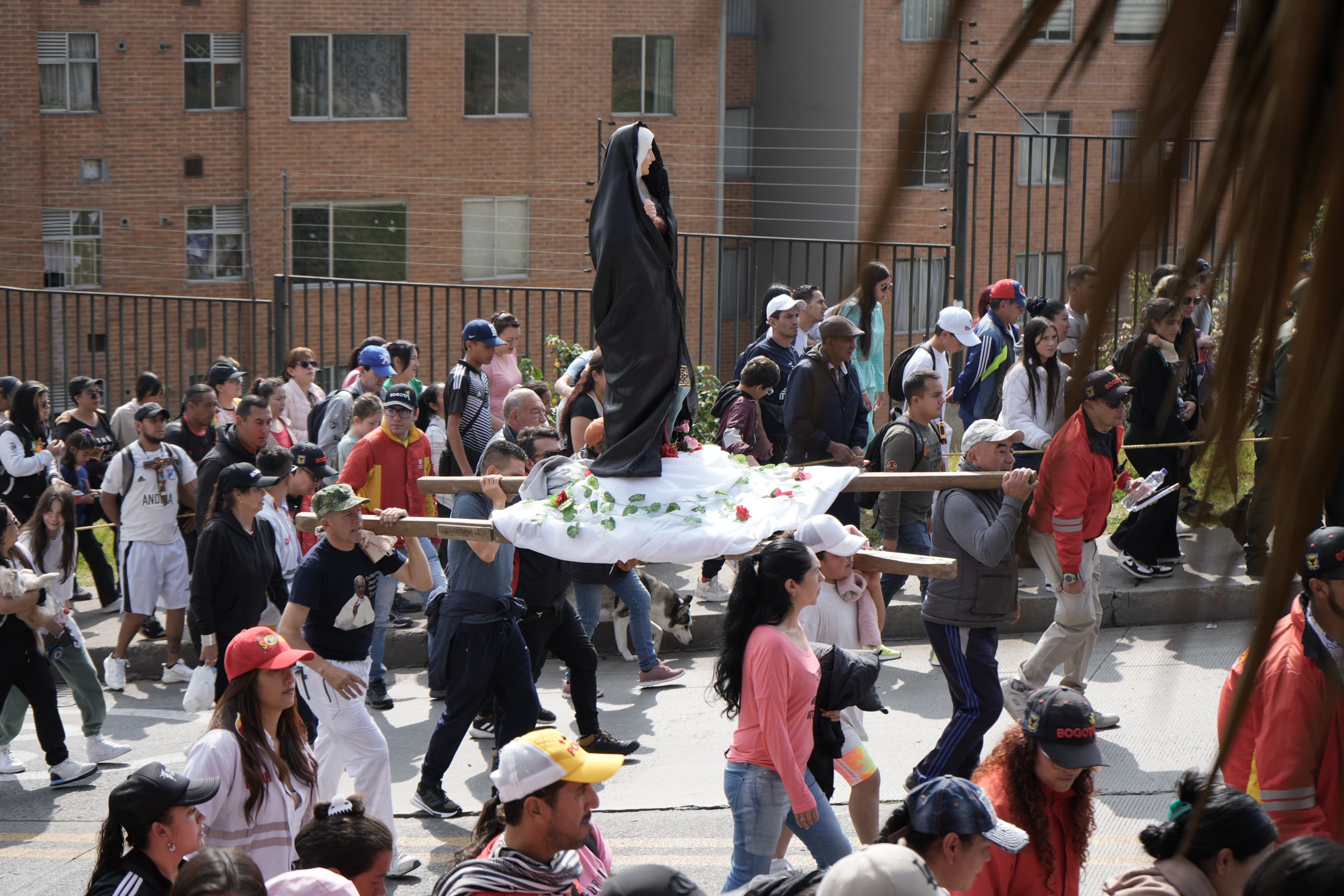 Ciudad Bolívar destino religioso: 20.000 personas caminan al Árbol de la Vida