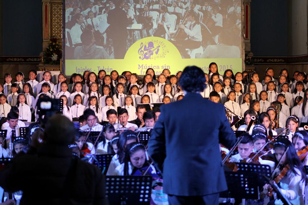 Concierto de niños y niñas de la Fundación Nacional Batuta, organización encargada de la proceso de formación musical de los niños y jóvenes de Puente Aranda.