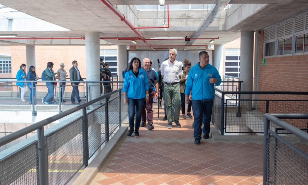 El Alcalde Enrique Peñalosa recorre con varias personas las instalaciones del Colegio que inaugura la Alcaldía 
