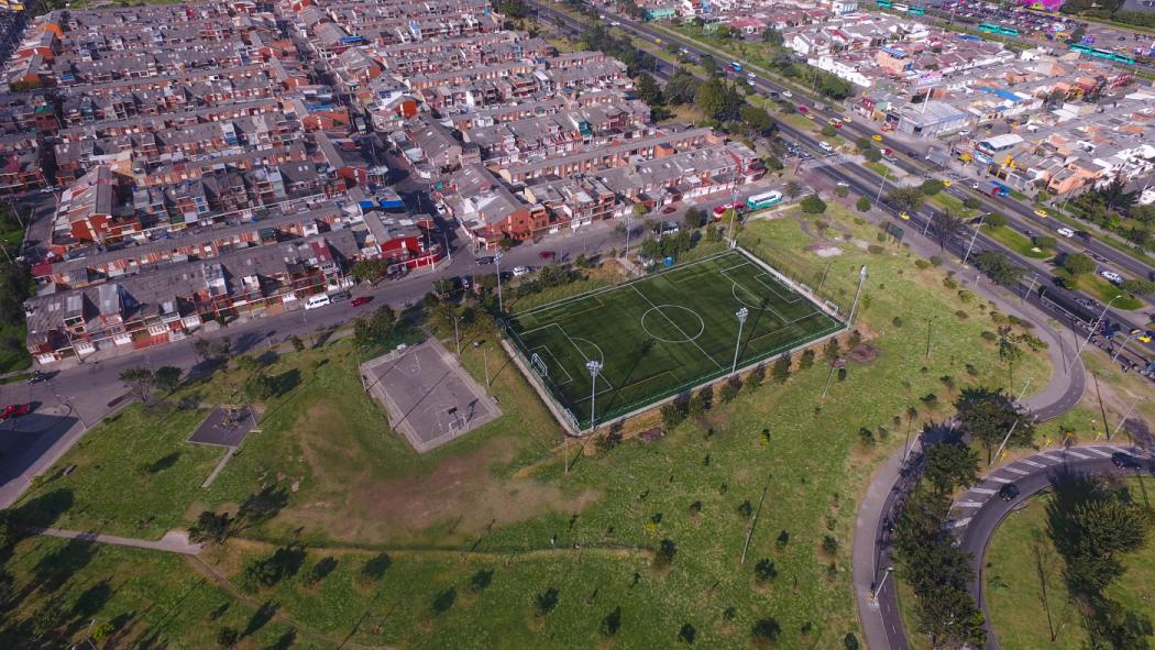 Panorámica de un parque en la localidad de Kennedy, se ve una cancha de fútbol y también varias edificios residenciales 