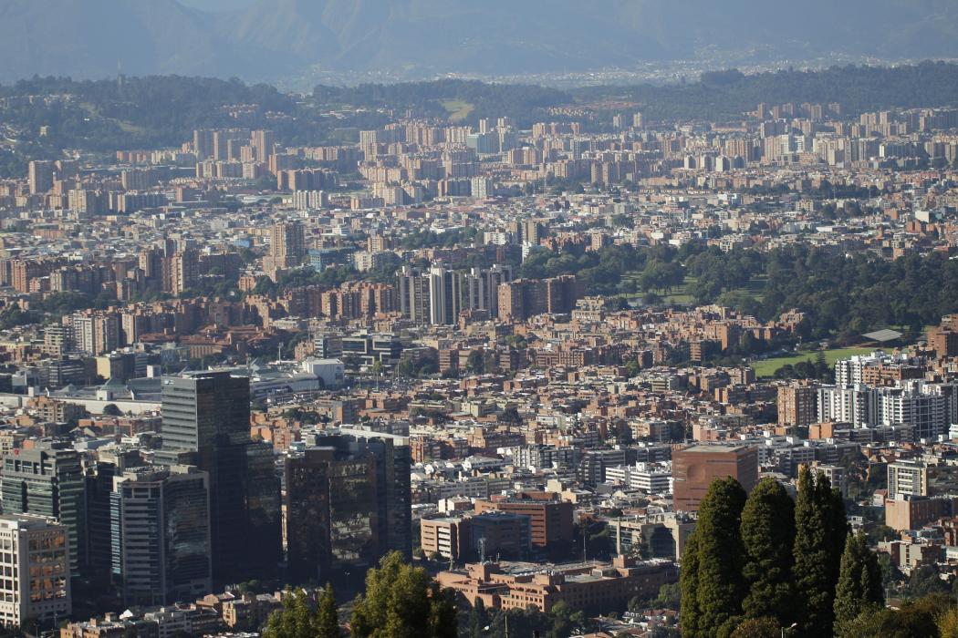 Panorámica de una parte de la ciudad de Bogotá, se ven edificios residenciales 