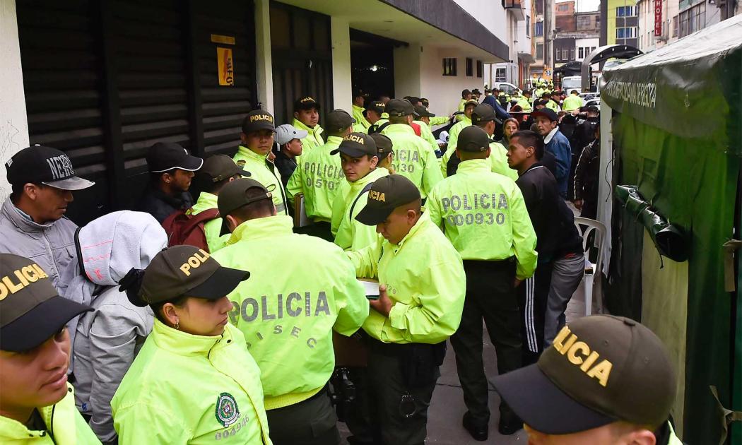 Varias policías de Bogotá en la intervención a locales comerciales en Bogotá