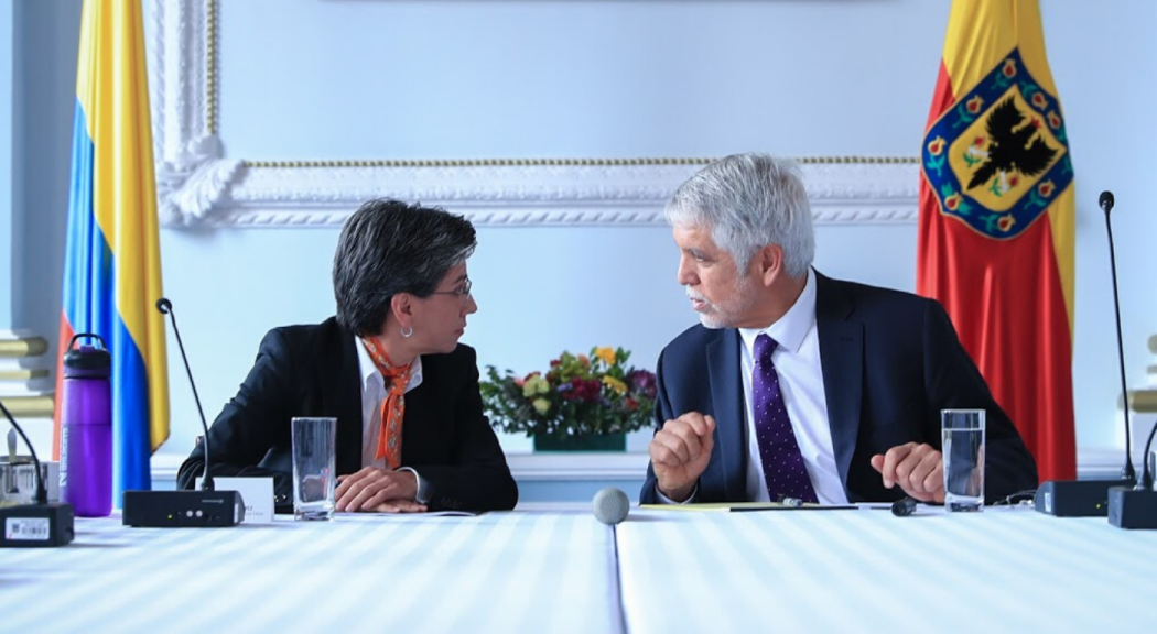 Alcalde Enrique Peñalosa conversa con alcaldesa electa Claudia López.