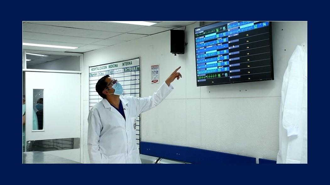 Médico frente a la pantalla de la central de monitoreo.