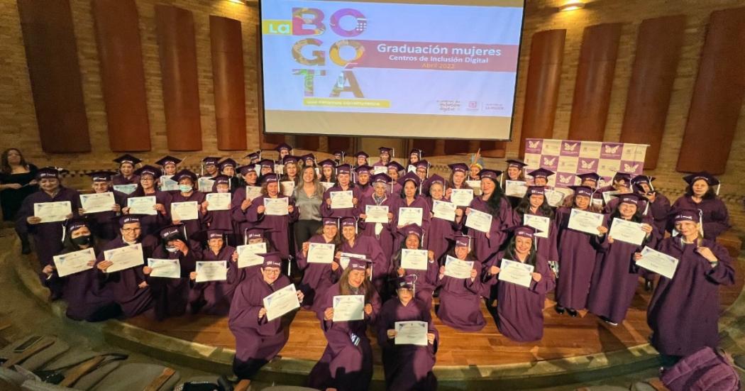 Centros de Inclusión Digital: 70 mujeres recibieron su grado en Bogotá
