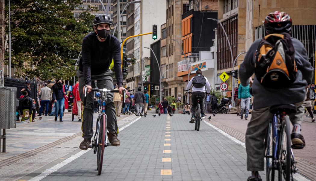 Ciclistas en la carrera séptima en Bogotá