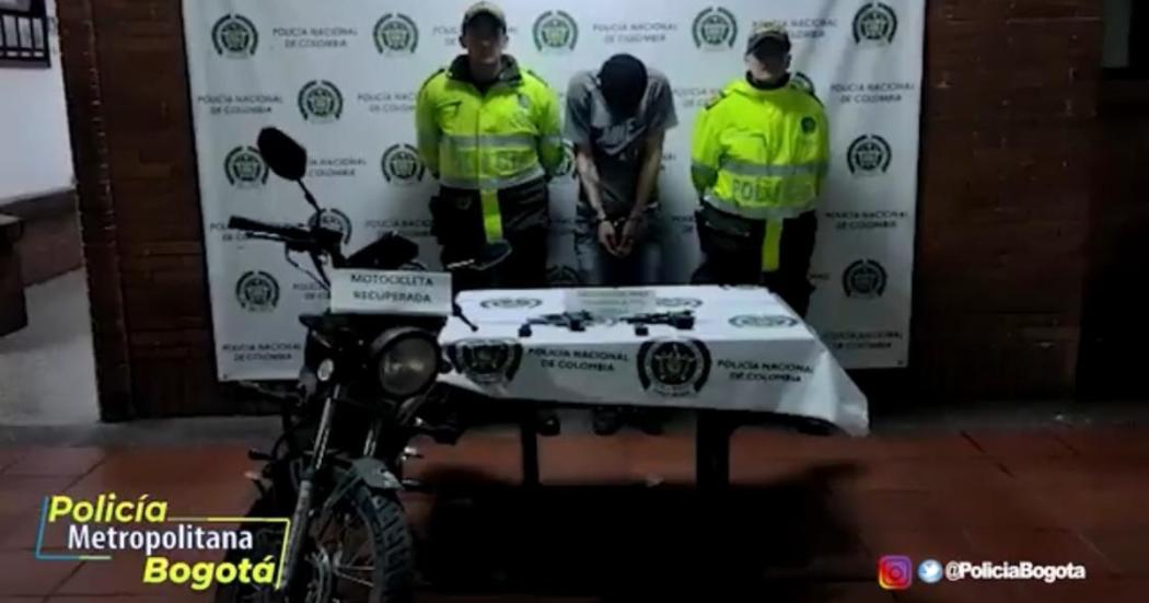 Con moto robada y dos pistolas fue capturado hombre en Rafael Uribe