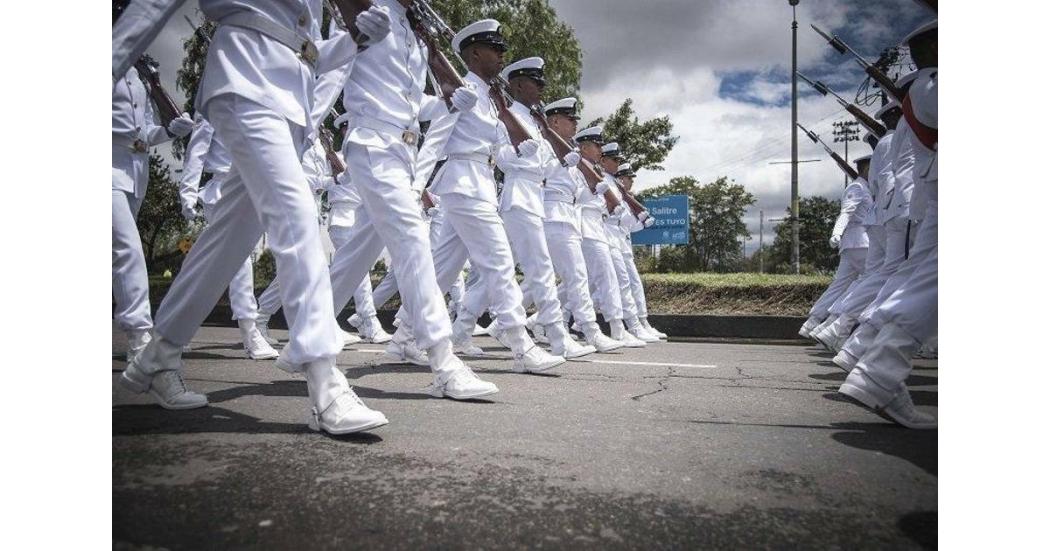 Desfile de militares con uniforme blanco