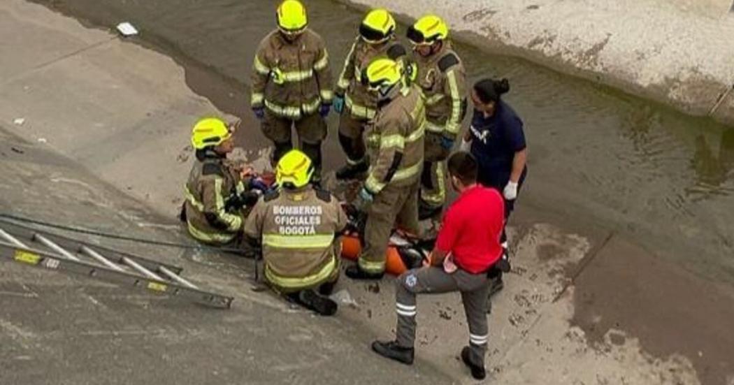 Bomberos rescata y brinda atención a motociclista que cayó en canal de la cr. 30