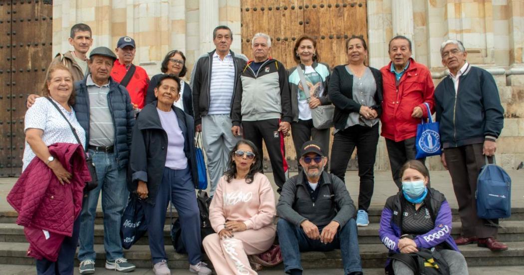 Pensionados FONCEP recorrieron historia de Bogotá en caminata con IDRD