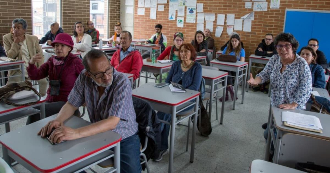 Bogotá: Colegios distritales para que adultos terminen el bachillerato
