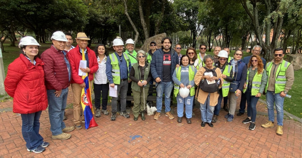 Socialización con comunidad de obras en andenes del parque Los Molinos