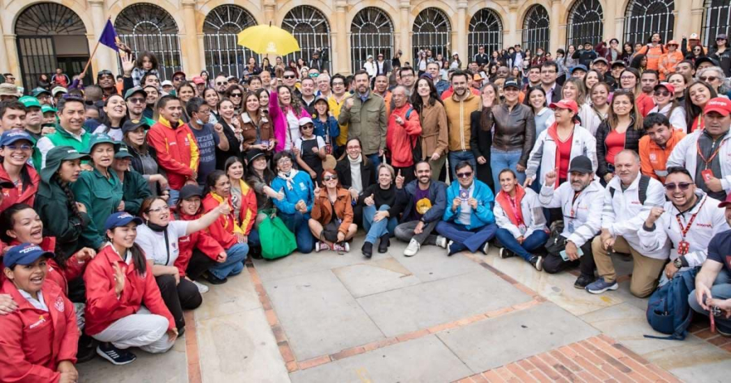 Alcalde entregó 17 insignias de cuidadores de ‘El Centro Vive’ Bogotá