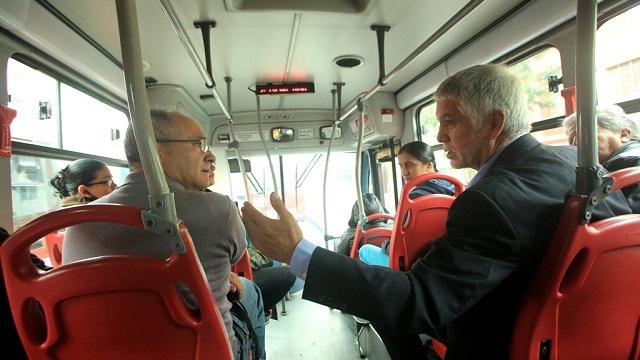 Alcalde viajando en TransMilenio - Foto: Prensa Alcaldía / Diego Bauman