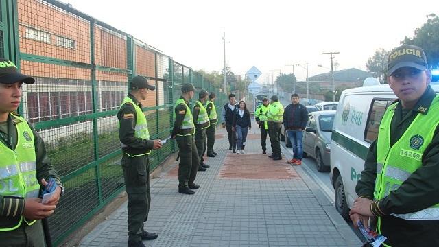 Policías custodiando los alrededores de un colegio - Foto: Alcaldía Local de Ciudad Bolívar