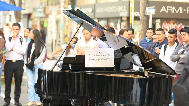 Un piano en la carrera Séptima para que cualquier ciudadano lo toque.
