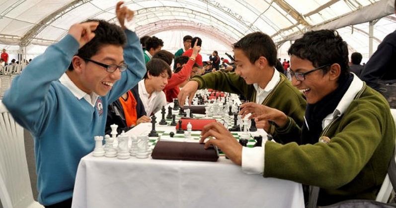 Niños jugando ajedrez