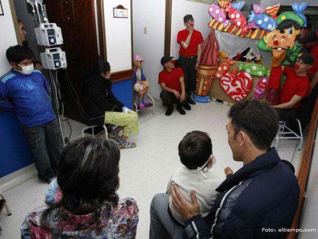 Niños y adultos reciben atención en un hospital.