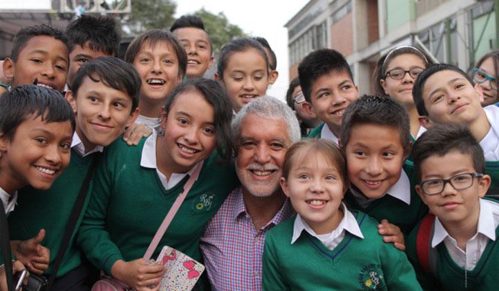 Alcaldía de Bogotá intervendrá entornos de 30 colegios públicos