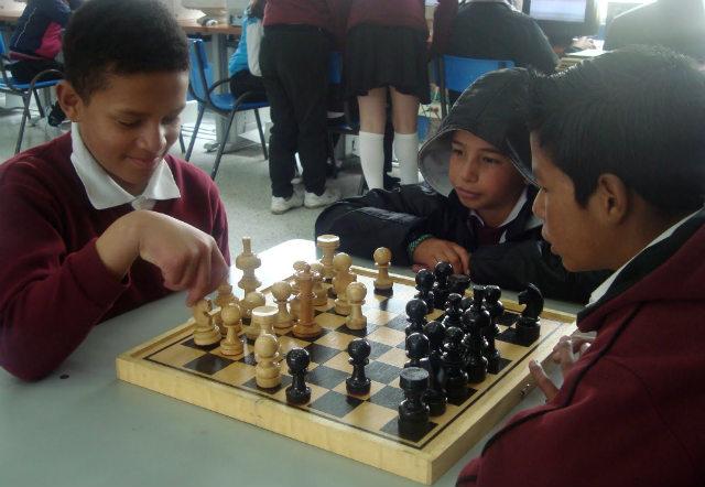 Niños jugando ajedrez 