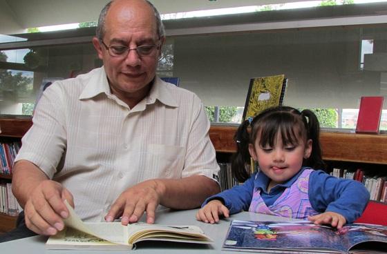 Abuelo leyendo a su nieta - Foto: bogota.gov.co - Carolina Duarte