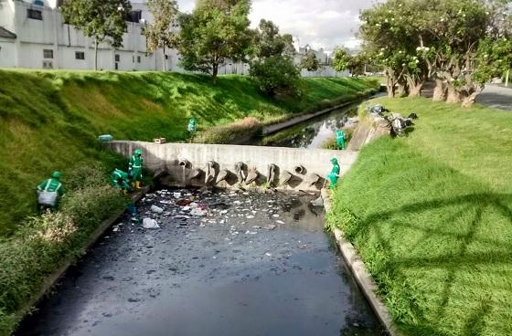 Administración local lideró jornada de limpieza en el canal Salitre de Barrios Unidos