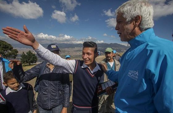 Alcalde con estudiante en Ciudad Bolívar - Foto: Comunicaciones Alcaldía Bogotá / Camilo Monsalve