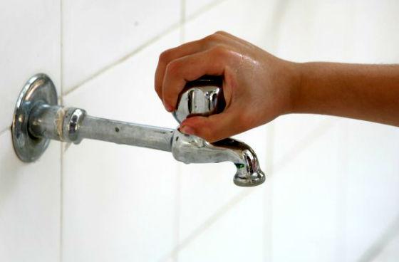 Cerrando la llave del agua - Foto: villaconmundial.blogspot.com