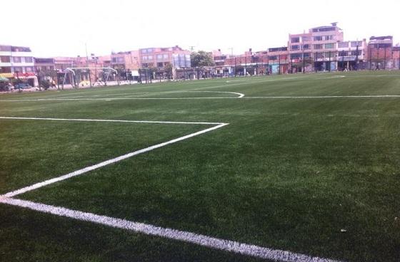Escuelas de fútbol de las localidades de Kennedy y Bosa reciben nueva cancha sintética