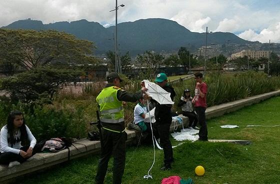 Niños elevando cometa - Foto: Oficina de Prensa Policía Metropolitana de Bogotá