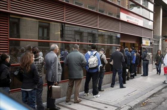 Gente haciendo fila-Foto: www.que.es