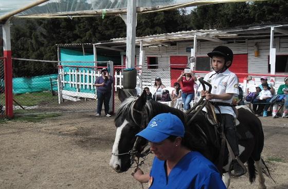 Proyecto de equitación en Bosa mejora habilidades de niñas y niños en condición de discapacidad