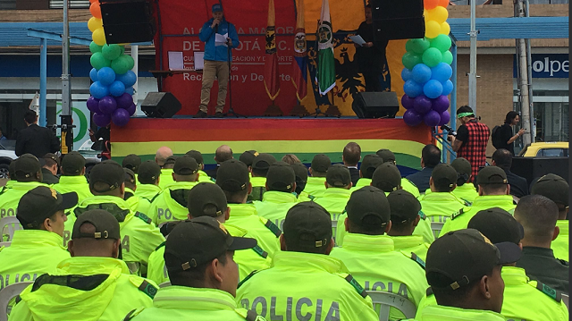 100 policías de Chapinero se gradúan en relacionamiento con comunidad LGBTI.