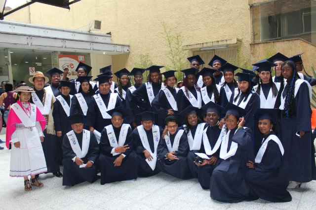Alumnos se graduan